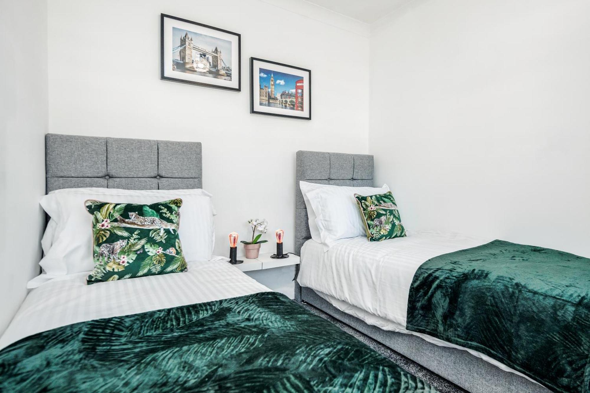 Heathrow 2-Bedroom Maisonette With Parking West Drayton  Eksteriør billede