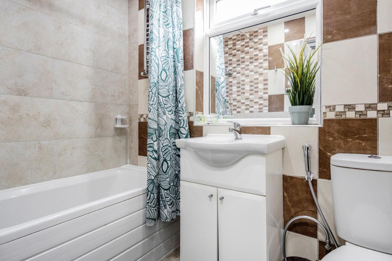 Heathrow 2-Bedroom Maisonette With Parking West Drayton  Eksteriør billede